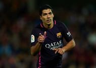 GRANADA, SPAIN - APRIL 02:  Luis Suarez of FC Barcelona celebrates after scoring the first goal for FC Barcelona during the La Liga match between Granada CF v FC Barcelona at Estadio Nuevo Los Carmenes on April 02, 2017 in Granada, Spain.  (Photo by Aitor Alcalde/Getty Images)